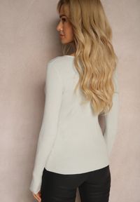 Renee - Jasnoszary Sweter z Prążkowanego Materiału z Cyrkoniami Irilis. Okazja: na co dzień. Kolor: szary. Materiał: materiał, prążkowany. Styl: wizytowy, klasyczny, elegancki, casual