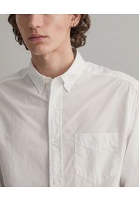 GANT - Biała koszula z logo Regular Fit. Kolor: biały. Materiał: bawełna #3