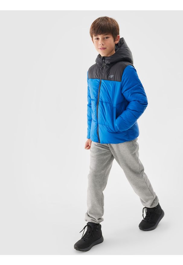 4f - 4F Kurtka puchowa z wypełnieniem syntetycznym chłopięca - niebieska 128 (7-8 lat). Okazja: na co dzień. Typ kołnierza: kaptur, kołnierzyk stójkowy. Kolor: niebieski. Materiał: syntetyk, puch. Długość: długie. Wzór: gładki. Sezon: lato. Styl: klasyczny, casual, sportowy