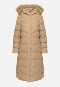 Born2be - Beżowa Kurtka Pikowana Mocno Ocieplana z Kapturem z Futerkiem Gelirra. Okazja: na co dzień. Typ kołnierza: kaptur. Kolor: beżowy. Materiał: futro. Długość rękawa: długi rękaw. Długość: długie. Styl: casual, elegancki #6