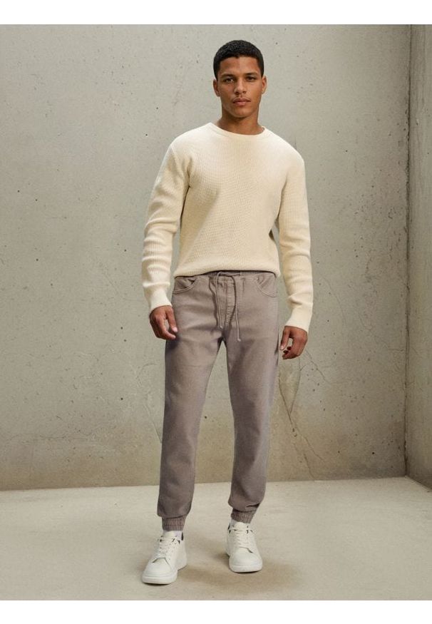 Sinsay - Jeansy jogger - kremowy. Kolor: kremowy