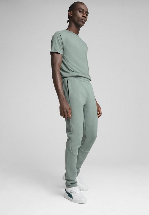 Puma - Męskie spodnie EVOSTRIPE PUMA Green Moon. Kolor: zielony
