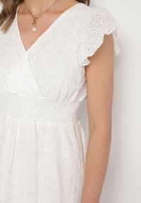 Born2be - Biała Bawełniana Sukienka o Rozkloszowanym Kroju z Haftami Nelalina. Okazja: na co dzień. Typ kołnierza: dekolt w kształcie V. Kolor: biały. Materiał: bawełna. Wzór: haft. Typ sukienki: rozkloszowane. Styl: elegancki, casual, klasyczny. Długość: midi #3