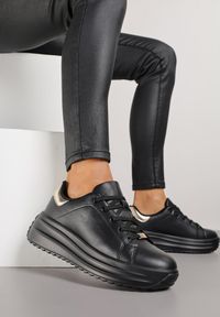 Born2be - Czarne Sneakersy na Grubej Tłoczonej Podeszwie z Perforacją Anorriva. Okazja: na co dzień. Kolor: czarny