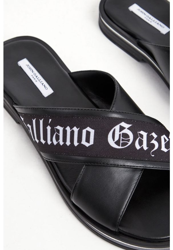 John Galliano - Klapki męskie skórzane JOHN GALLIANO. Materiał: skóra. Wzór: paski, nadruk. Obcas: na obcasie. Wysokość obcasa: średni