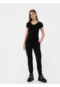 4f - Spodnie dresowe joggery damskie. Kolor: czarny. Materiał: dresówka