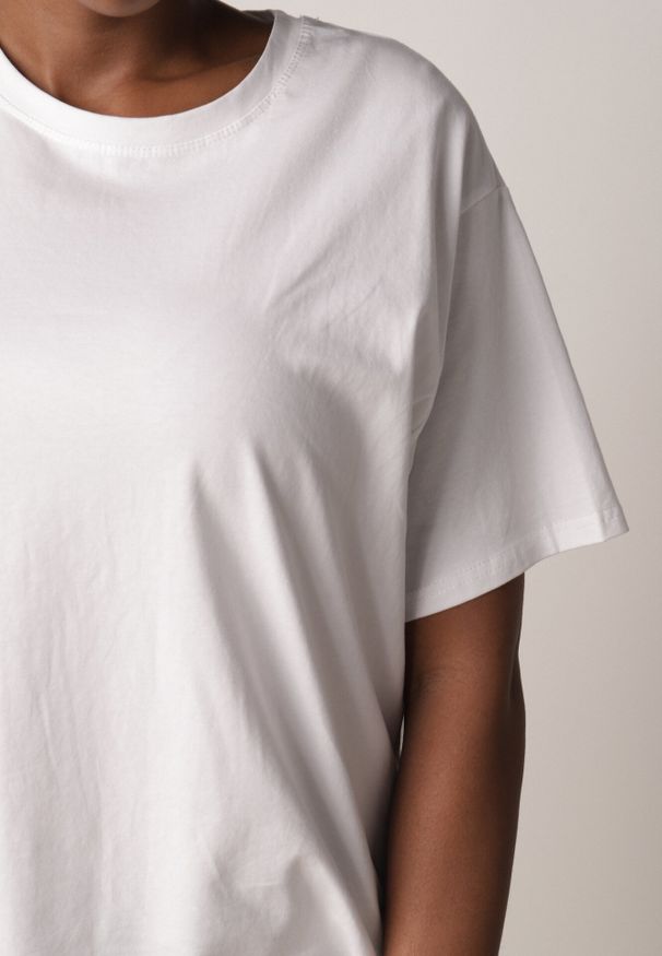 Born2be - Biały T-shirt z Bawełny Typu Oversize Nedika. Okazja: na co dzień. Kolor: biały. Materiał: bawełna. Styl: casual, klasyczny