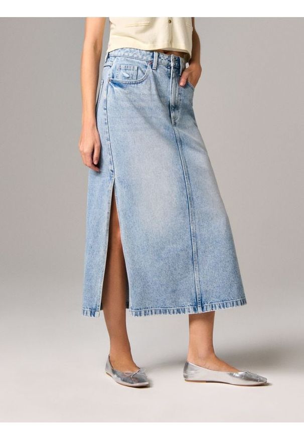 Sinsay - Jeansowa spódnica midi - niebieski. Kolor: niebieski. Materiał: jeans