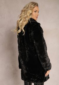 Renee - Czarny Jednorzędowy Płaszcz Futrzany Jarmila. Kolor: czarny. Materiał: futro