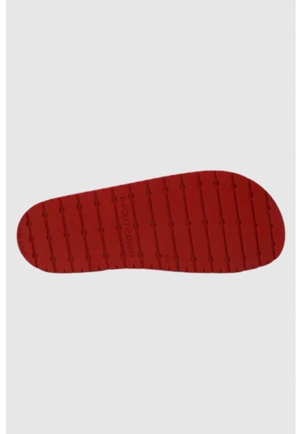 Emporio Armani - EMPORIO ARMANI Klapki czerwone z logo. Kolor: czerwony