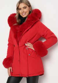 Born2be - Czerwona Kurtka Parka z Kapturem i Wstawkami z Futerka Caranze. Okazja: na co dzień. Typ kołnierza: kaptur. Kolor: czerwony. Materiał: futro. Sezon: zima, jesień. Styl: casual #5