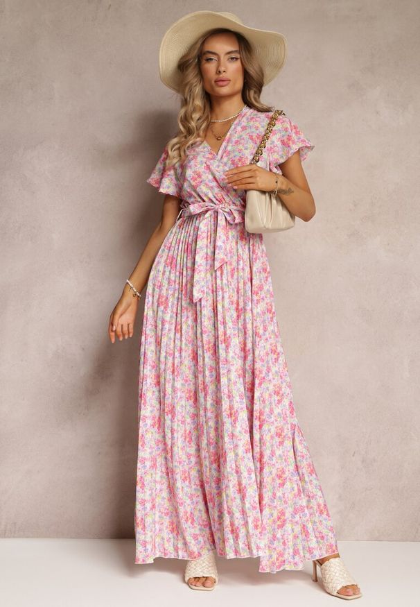 Renee - Jasnoróżowa Plisowana Sukienka Maxi w Kwiatki z Gumką w Talii Ikama. Kolor: różowy. Materiał: materiał. Wzór: kwiaty. Długość: maxi