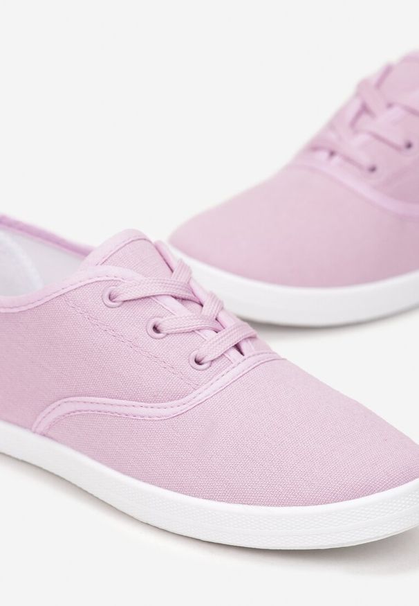 Renee - Fioletowe Sznurowane Tenisówki Przed Kostkę Jennessa. Okazja: na co dzień. Wysokość cholewki: przed kostkę. Kolor: fioletowy. Materiał: jeans. Styl: klasyczny, street, elegancki, casual