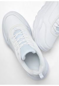 bonprix - Sneakersy chunky z lekką podeszwą. Zapięcie: sznurówki. Kolor: biały. Obcas: na platformie #3