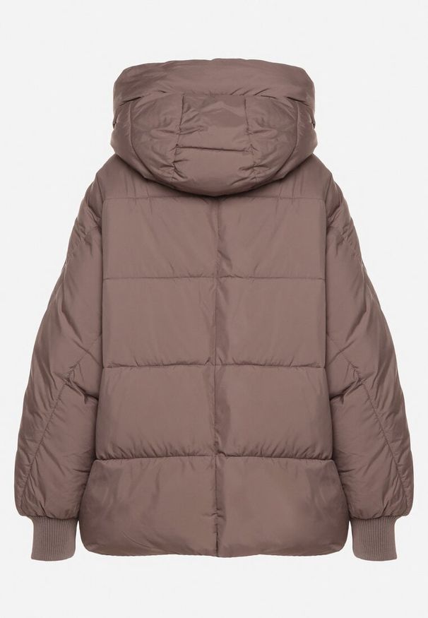 Born2be - Ciemnobeżowa Pikowana Kurtka o Kroju Oversize z Kapturem Mevisana. Okazja: na spacer. Typ kołnierza: kaptur. Kolor: beżowy. Materiał: poliester, dzianina, jeans. Sezon: zima, jesień