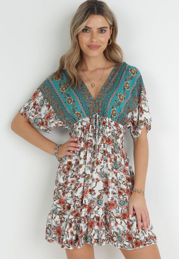 Born2be - Biało-Zielona Sukienka Mini z Wiskozy z Gumkami w Talii z Falbanką Hypalina. Kolor: zielony. Materiał: wiskoza. Długość: mini