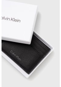 Calvin Klein Etui na karty skórzane męski kolor czarny. Kolor: czarny. Materiał: materiał. Wzór: gładki #3