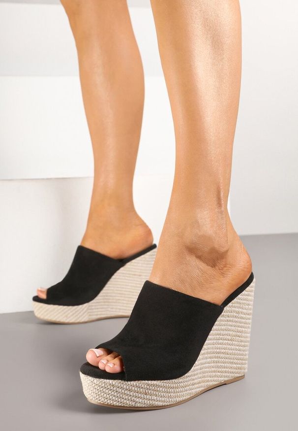 Renee - Czarne Klapki z Szerokim Paskiem i Plecionym Koturnem Relivan. Okazja: na co dzień, na imprezę. Kolor: czarny. Sezon: lato. Obcas: na koturnie. Styl: elegancki, casual