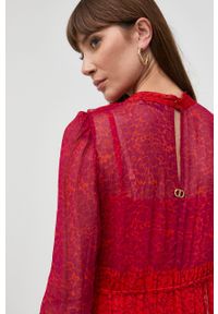 TwinSet - Twinset sukienka kolor czerwony maxi rozkloszowana. Typ kołnierza: kołnierzyk stójkowy. Kolor: czerwony. Materiał: tkanina. Długość rękawa: długi rękaw. Typ sukienki: rozkloszowane. Długość: maxi #5