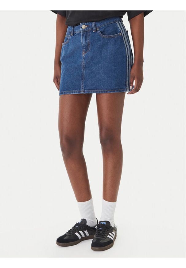 Adidas - adidas Spódnica jeansowa 3-Stripes KD2901 Niebieski Regular Fit. Kolor: niebieski. Materiał: bawełna