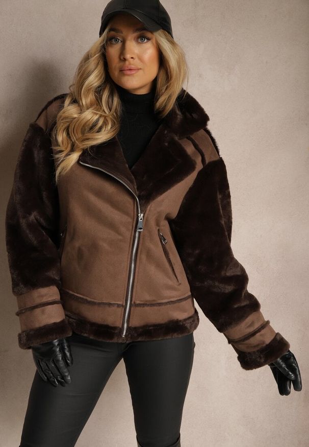 Renee - Brązowa Ocieplona Kurtka Biker z Futerkiem i Asymetrycznym Zapięciem Lioyana. Okazja: na imprezę, na co dzień. Kolor: brązowy. Materiał: futro. Styl: elegancki, casual