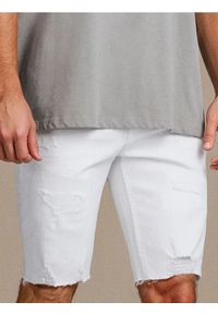 Sinsay - Szorty jeansowe z ozdobnymi rozcięciami - biały. Kolor: biały. Materiał: jeans