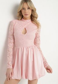 Born2be - Różowa Rozkloszowana Sukienka o Kroju Bombki z Koronką i Wycięciem Desarilla. Okazja: na co dzień. Typ kołnierza: kołnierzyk stójkowy. Kolor: różowy. Materiał: koronka. Długość rękawa: długi rękaw. Wzór: koronka. Typ sukienki: bombki. Styl: casual #1