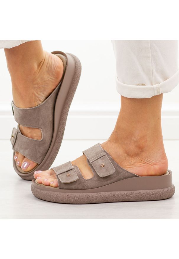 Skórzane apricot klapki damskie Vinceza 66916. Okazja: na co dzień. Materiał: zamsz, skóra. Sezon: lato, wiosna. Obcas: na platformie. Styl: wakacyjny, casual