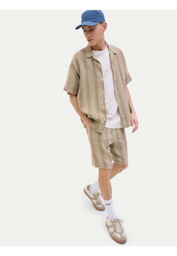 Jack & Jones - Jack&Jones Szorty materiałowe Jaiden 12274758 Beżowy Relaxed Fit. Kolor: beżowy. Materiał: bawełna