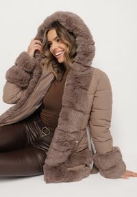 Born2be - Ciemnobeżowa Taliowana Kurtka z Paskiem Kapturem i Ozdobnym Futrem Rainaria. Okazja: na co dzień, do pracy, na spotkanie biznesowe. Kolor: beżowy. Materiał: futro. Styl: biznesowy, casual, retro, elegancki #4