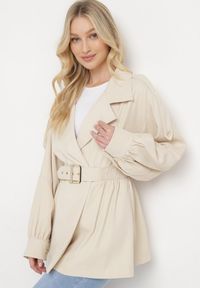 Born2be - Beżowy Krótki Płaszcz z Bufiastymi Rękawami i Elastycznym Paskiem z Klamrą Lirenda. Okazja: na co dzień. Kolor: beżowy. Długość: krótkie. Styl: casual, elegancki, klasyczny #3