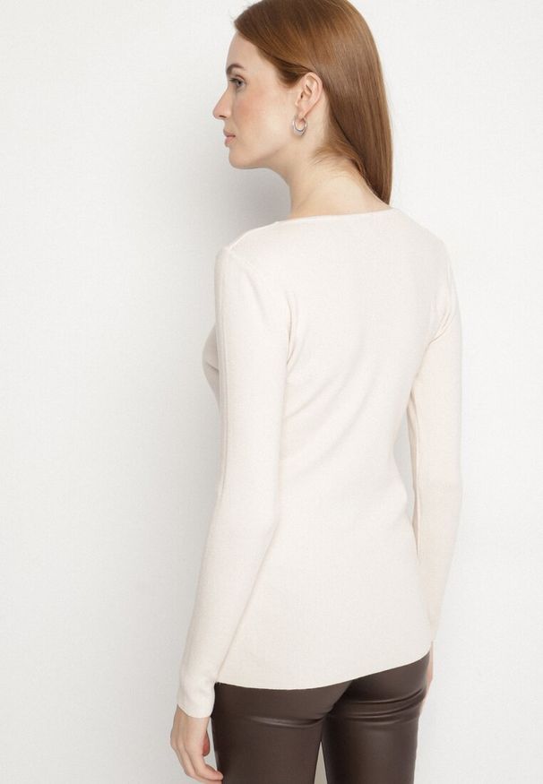 Born2be - Beżowy Dopasowany Sweter z Nieregularnym Dekoltem w Serek Fenarela. Okazja: na co dzień, do pracy, na spotkanie biznesowe. Typ kołnierza: dekolt w serek. Kolor: beżowy. Materiał: jeans. Styl: biznesowy, casual