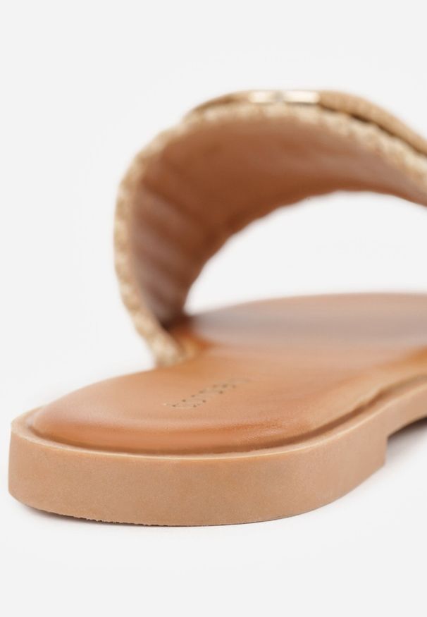 Born2be - Beżowe Płaskie Klapki z Plecionym Paskiem i Metaliczną Aplikacją Qinish. Okazja: na co dzień. Kolor: beżowy. Materiał: len. Wzór: aplikacja. Sezon: lato. Obcas: na płaskiej podeszwie. Styl: boho, casual