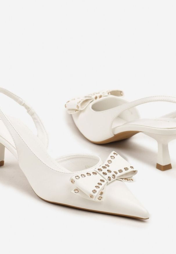 Renee - Białe Czółenka Sandały Vices na Kaczuszce Slingback z Kokardą i Nitami Fennadia. Okazja: na ślub cywilny, na wesele, na co dzień, na spacer. Zapięcie: sprzączka. Kolor: biały. Materiał: jeans. Obcas: na szpilce. Styl: casual, klasyczny, elegancki. Wysokość obcasa: średni