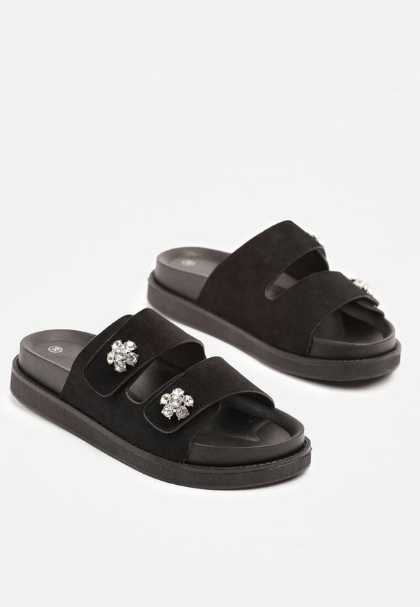 Born2be - Czarne Klapki na Grubej Podeszwie z Cyrkoniami Mevia. Okazja: na co dzień, na imprezę. Kolor: czarny. Wzór: aplikacja. Sezon: lato. Styl: elegancki, casual