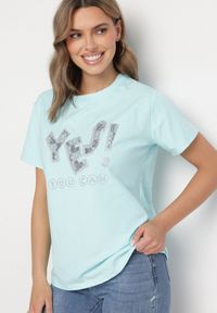 Born2be - Jasnoniebieski T-shirt z Bawełny Ozdobiony Cekinami i Cyrkoniami Camiren. Okazja: na co dzień. Kolor: niebieski. Materiał: bawełna. Wzór: aplikacja. Styl: casual, elegancki #1