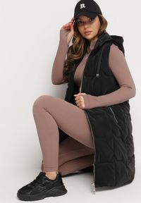 Born2be - Czarna Kamizelka o Długim Fasonie z Pikowaniem i Kapturem Kerenisa. Kolor: czarny. Długość: długie #3