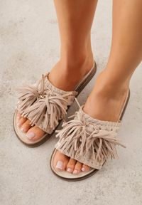 Born2be - Beżowe Klapki w Stylu Boho Zdobione Frędzlami Stavania. Okazja: na co dzień. Kolor: beżowy. Materiał: jeans. Wzór: aplikacja. Sezon: lato. Styl: boho #1