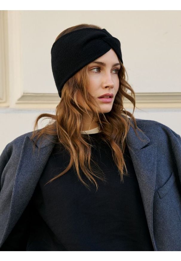 Reserved - Bluza z poduszkami na ramionach - czarny. Kolor: czarny. Materiał: bawełna, dzianina