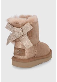 Ugg - UGG Śniegowce zamszowe dziecięce Mini Bailey Bow Glitz. Nosek buta: okrągły. Kolor: brązowy. Materiał: zamsz. Szerokość cholewki: normalna #4