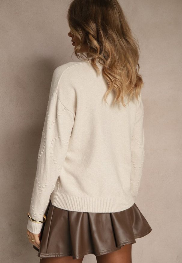 Renee - Jasnobeżowy Sweter z Tłoczonymi Sercami Unareia. Okazja: na co dzień. Kolor: beżowy. Materiał: jeans. Sezon: jesień. Styl: casual