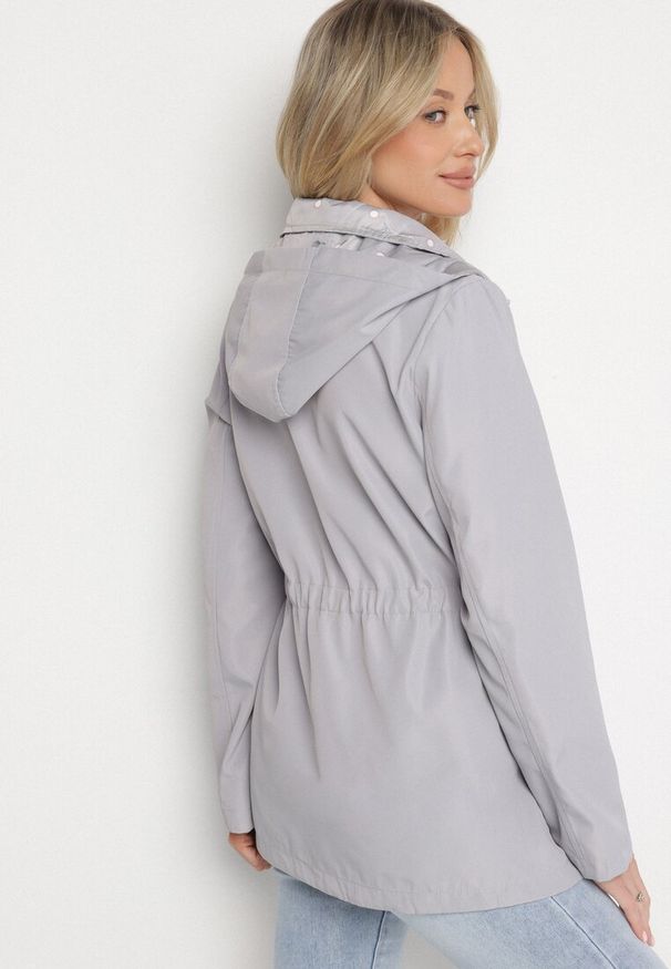 Born2be - Jasnoszara Kurtka Parka Dwustronna ze Ściągaczem w Talii i Kapturem Tillisaya. Okazja: na co dzień. Kolor: szary. Materiał: jeans. Sezon: jesień, wiosna. Styl: elegancki, casual