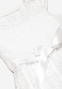 Born2be - Biała Sukienka Jerasius. Kolor: biały. Materiał: tiul, koronka, materiał. Długość rękawa: bez rękawów. Wzór: koronka. Sezon: lato. Długość: midi