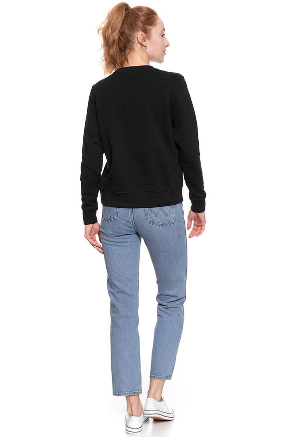 Wrangler - BLUZA WRANGLER DAMSKA CREW SWEAT BLACK W6079HY01. Okazja: na spacer, na co dzień. Typ kołnierza: bez kaptura. Kolor: czarny. Materiał: guma, dresówka, dzianina, bawełna, prążkowany. Długość: długie. Wzór: napisy, nadruk. Sezon: lato. Styl: casual, klasyczny, sportowy