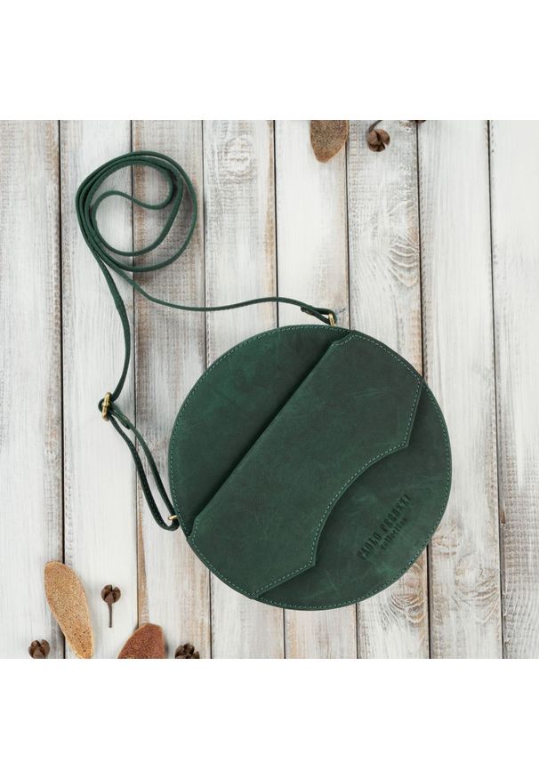 Okrągła listonoszka skórzana PAOLO PERUZZI T-92-GRN zielona. Kolor: zielony. Sezon: zima, jesień. Materiał: skórzane. Styl: vintage, elegancki. Rodzaj torebki: na ramię