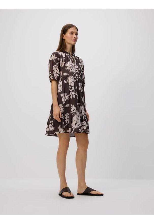 Reserved - Wzorzysta sukienka - brązowy. Kolor: brązowy. Materiał: tkanina, bawełna