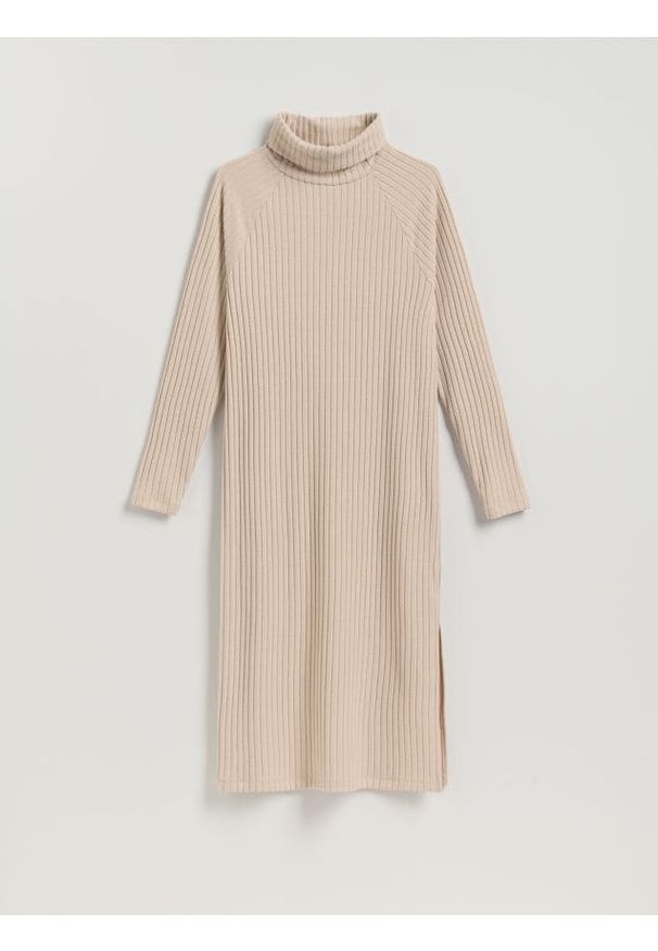 Reserved - Dzianinowa sukienka z golfem - kremowy. Typ kołnierza: golf. Kolor: kremowy. Materiał: dzianina. Typ sukienki: proste