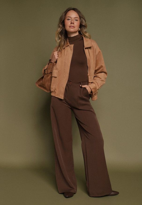 Born2be - Beżowa Kurtka Przejściowa Bomberka z Imitacji Zamszu z Kołnierzykiem Ervila. Okazja: na co dzień. Kolor: beżowy. Materiał: zamsz. Długość: krótkie. Sezon: jesień. Styl: casual