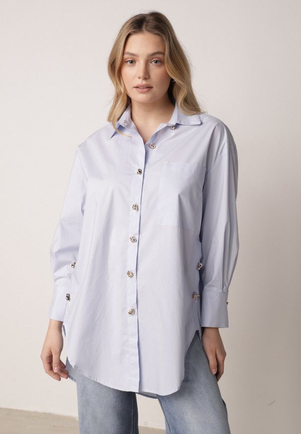 Born2be - Niebieska Bawełniana Koszula Oversize z Biżuteryjnymi Guzikami Adrearina. Okazja: na co dzień. Typ kołnierza: kołnierzyk klasyczny. Kolor: niebieski. Materiał: bawełna. Długość: długie. Wzór: gładki. Styl: casual, klasyczny
