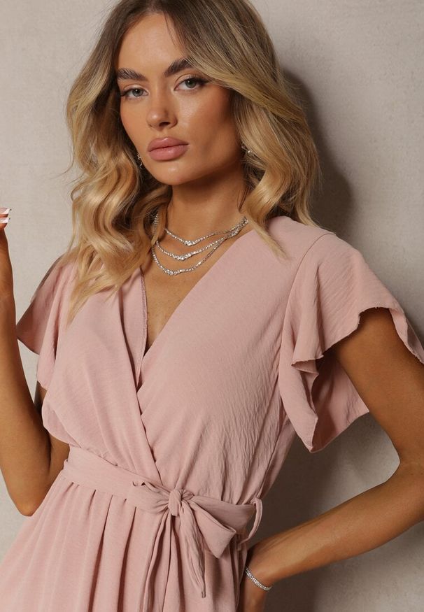 Renee - Ciemnoróżowa Sukienka z Asymetrycznym Tyłem z Kopertowym Dekoltem Ozdobiona Paskiem w Talii Toridia. Okazja: na randkę, na imprezę. Typ kołnierza: dekolt kopertowy. Kolor: różowy. Długość rękawa: krótki rękaw. Wzór: aplikacja. Typ sukienki: asymetryczne, kopertowe. Styl: elegancki